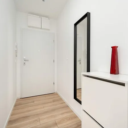 Stylish With Balcony Near Market By Renters Wroclaw