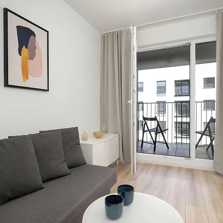 Apartment Stylish With Balcony Near Market By Renters